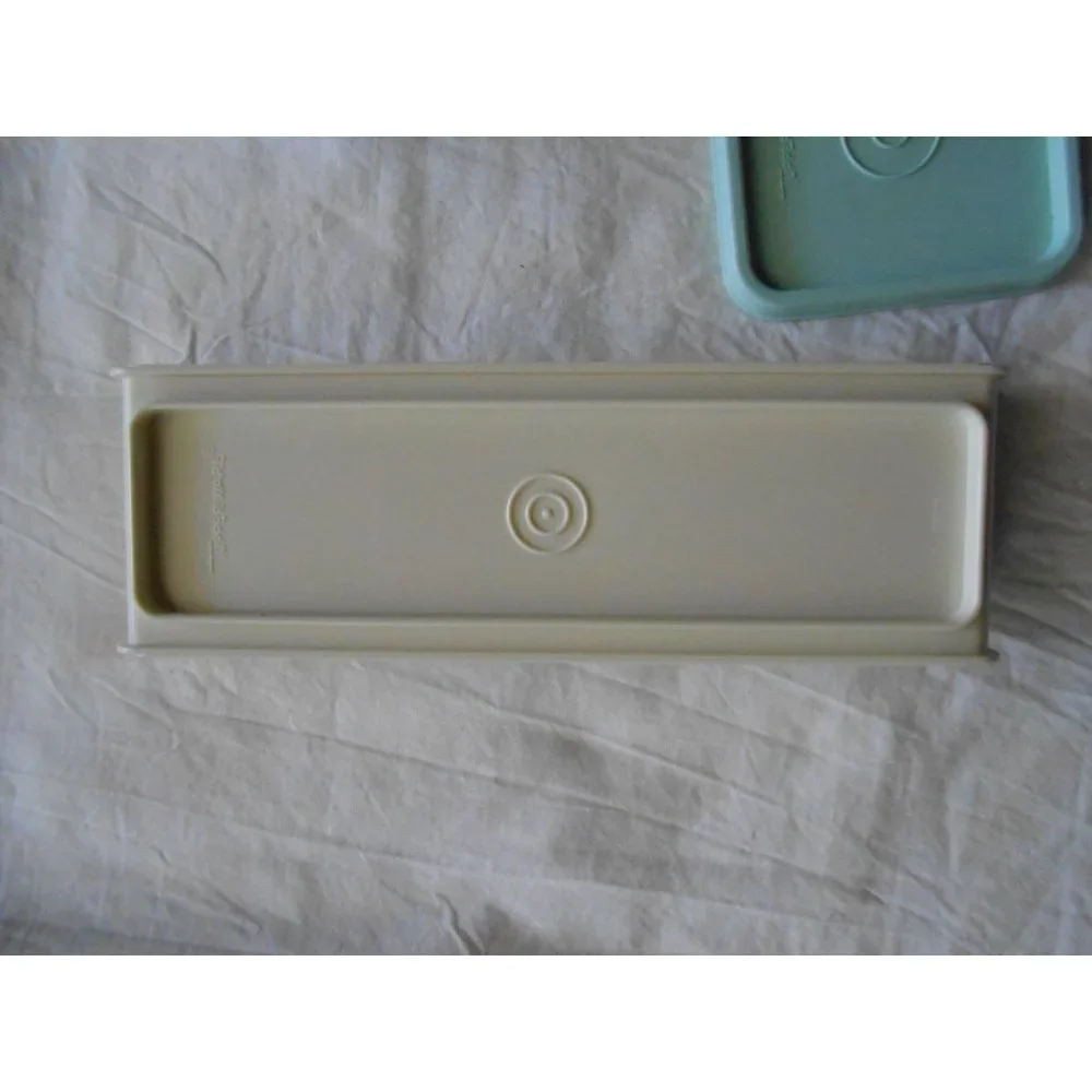 Vintage Tupperware Cheese/Cracker container with tray 1697-2, 1698-9 and‎ 1696-5